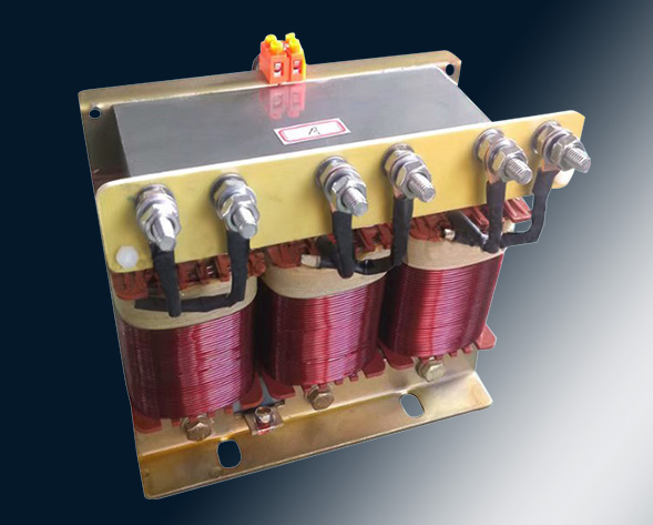 TKSG/TKDG濾波電抗器通過的是交流電流，它與濾波電容器串聯(lián)使用，組成諧振電路，使其在規(guī)定的頻率點(diǎn)上諧振，濾指定的高次諧波；同時(shí)還可實(shí)玖電力系統(tǒng)的無(wú)功補(bǔ)償和…